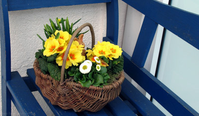 Korb mit Blumen am Haus Boppenmaier